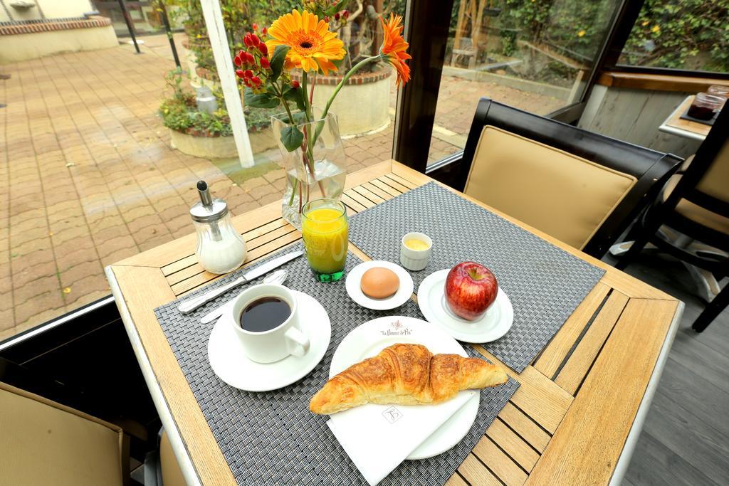 Готель Auberge La Pomme De Pin Senonches Екстер'єр фото
