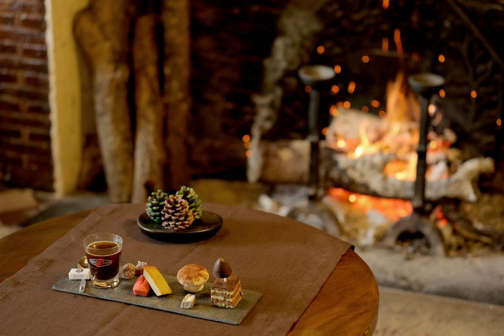 Готель Auberge La Pomme De Pin Senonches Екстер'єр фото