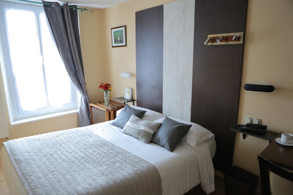 Готель Auberge La Pomme De Pin Senonches Номер фото