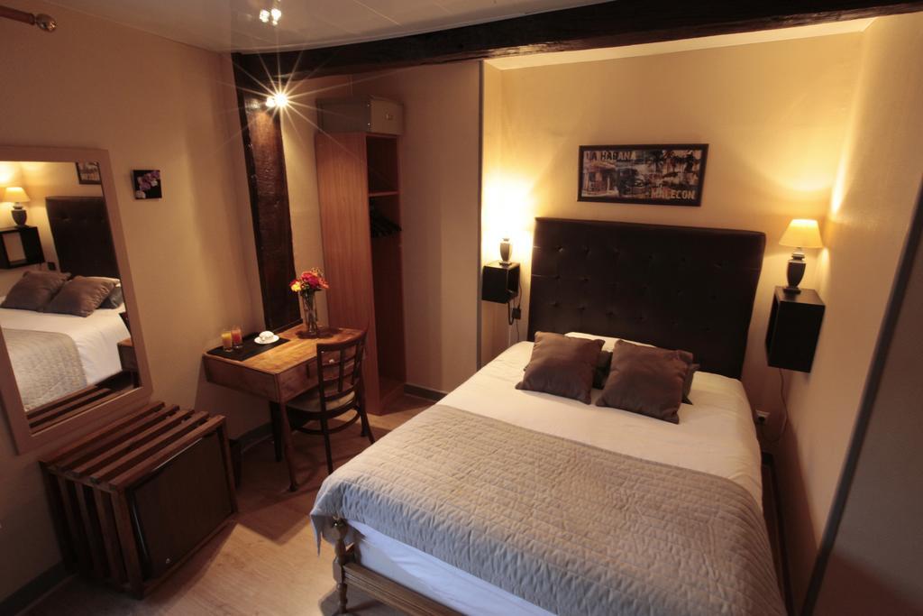 Готель Auberge La Pomme De Pin Senonches Номер фото