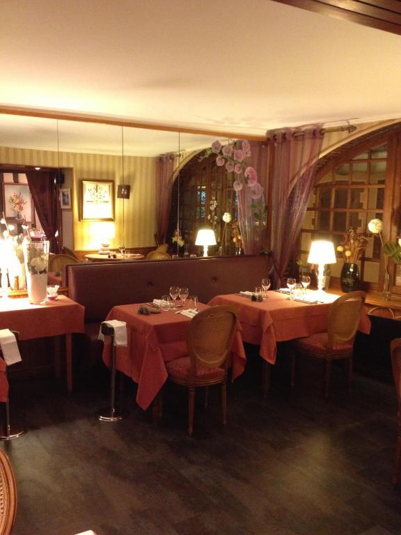Готель Auberge La Pomme De Pin Senonches Екстер'єр фото